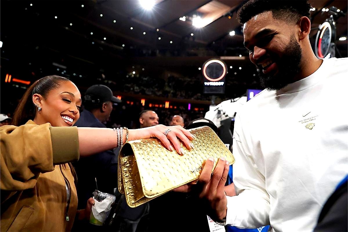 Jordyn Woods' 29‑Year‑Old Gold Clutch Breaks Knicks Superstition