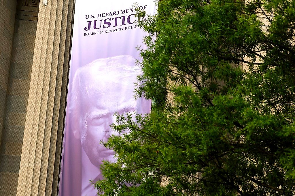 Five Networks Boycott White House Cameras for Four Days DOJ Investigates