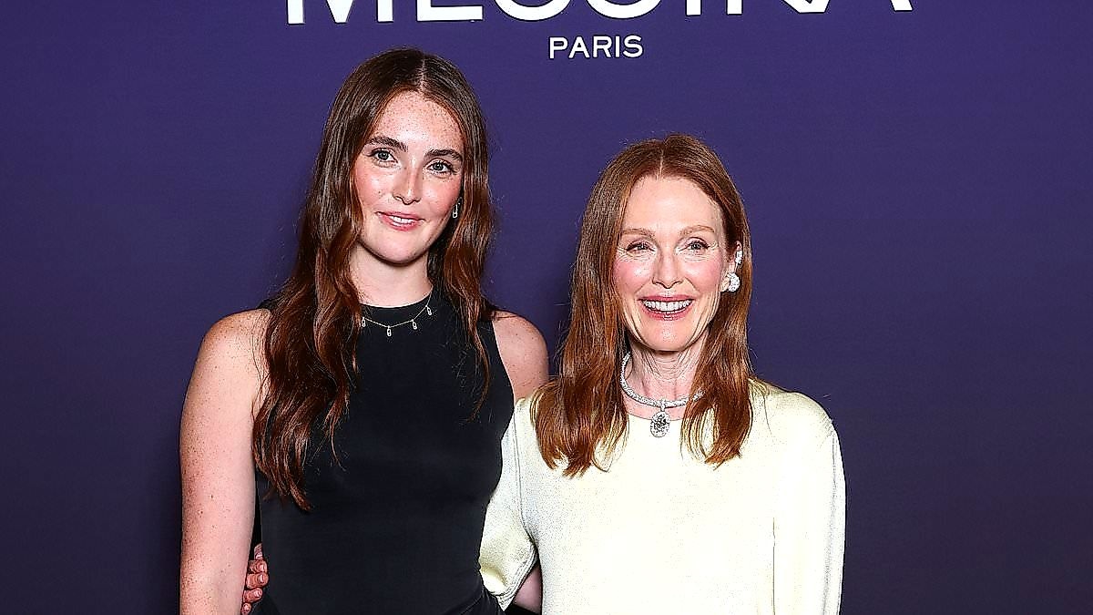 Julianne Moore’s 24‑Year‑Old Liv Stuns Paris Fashion Week, Fans Stun
