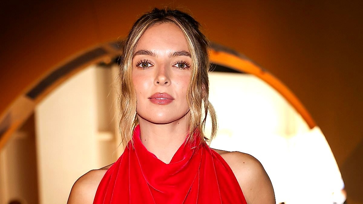 Jodie Comer's 33-year‑old crimson halter sparks red‑carpet frenzy