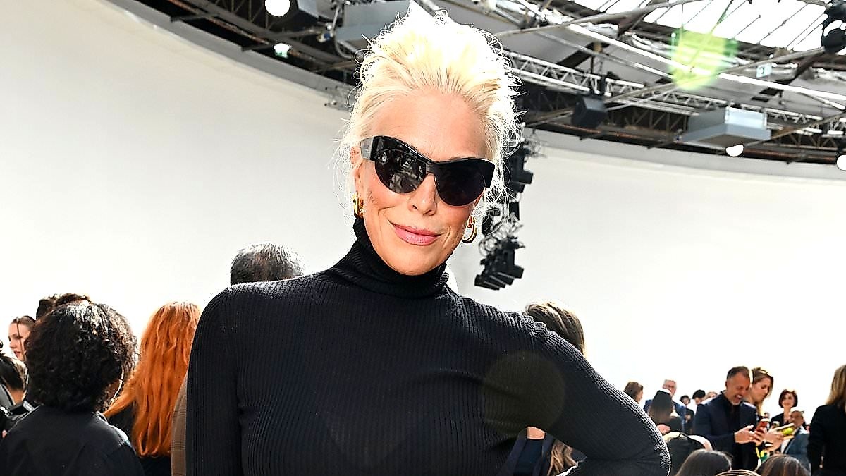 Hannah Waddingham's 52-Year-Old Feathered Skirt Walk Shocks Paris