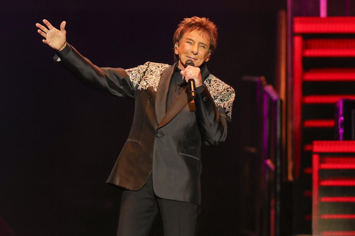 Barry Manilow Surprises Fans, Cancels Las Vegas Shows Amid Health