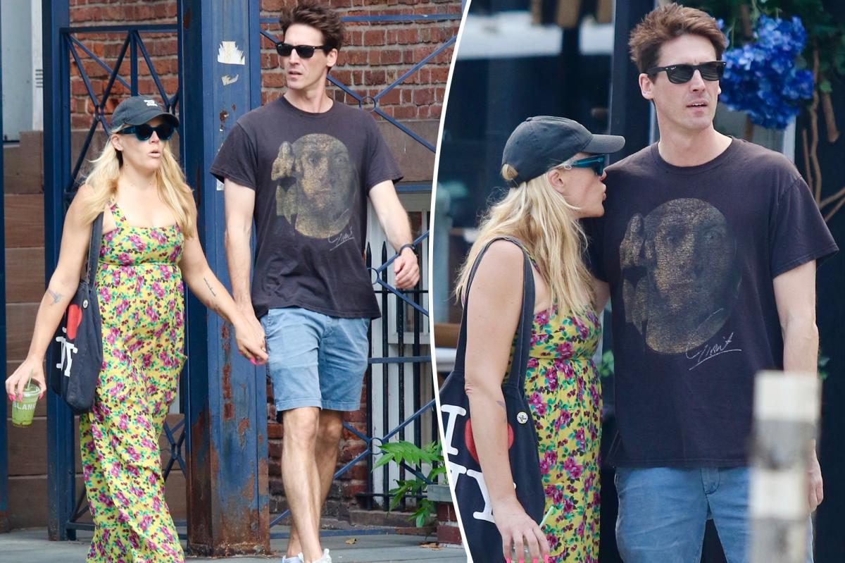 Busy Philipps' brain tumor surgery, yet holds hands with Jason Selvig