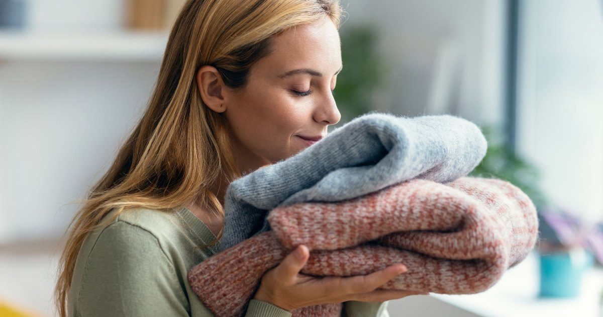 Dry‑Shampoo Sprays Cut Laundry Bills—They Revive Stale Threads Instantly