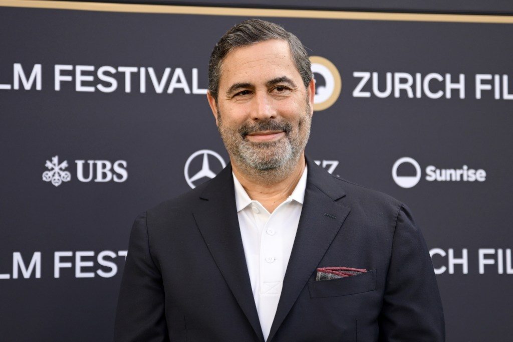 Basner Wins Game Changer Award, Teaches How He Outsells Hollywood