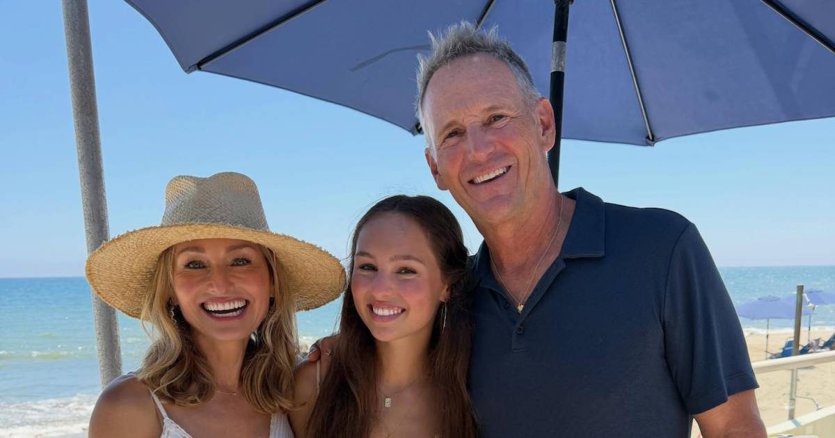Giada De Laurentiis, Todd Thompson celebrate Jade's graduation on beach