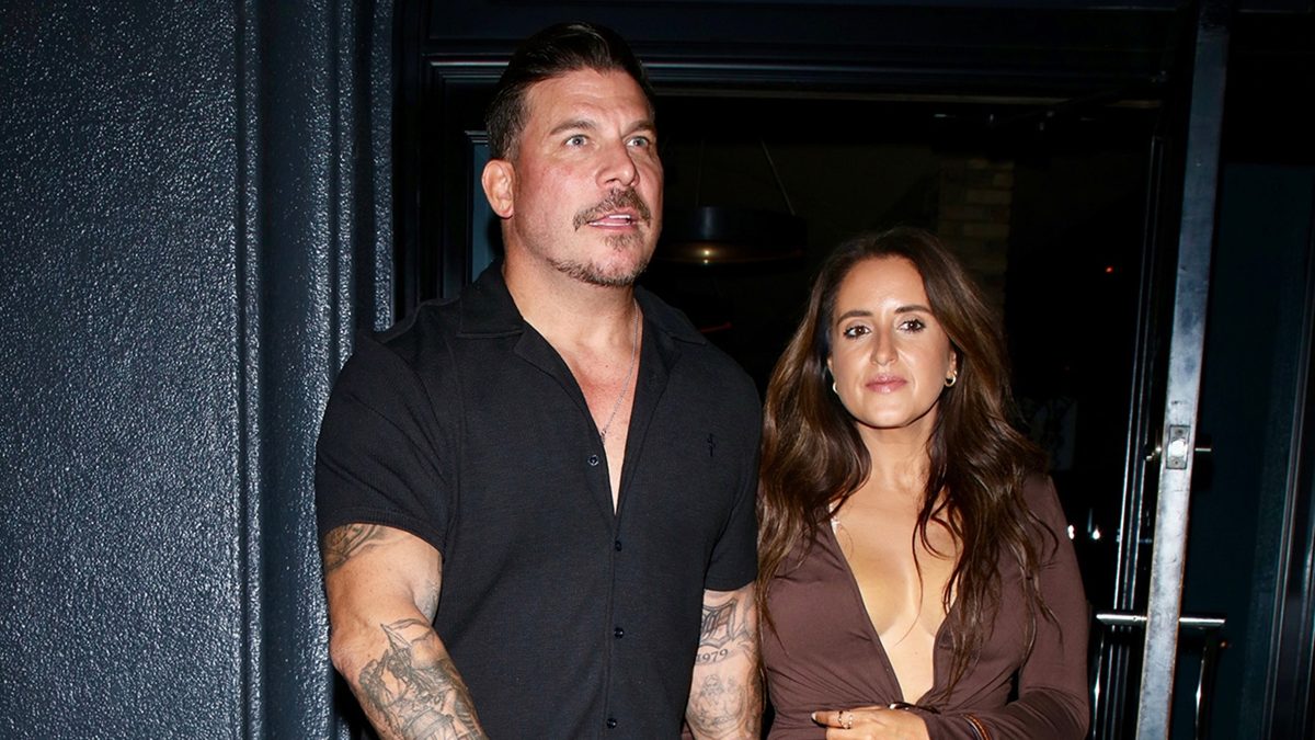 Hand‑Held Escape Reveals Romance Between Jax Taylor & Lori Krebs