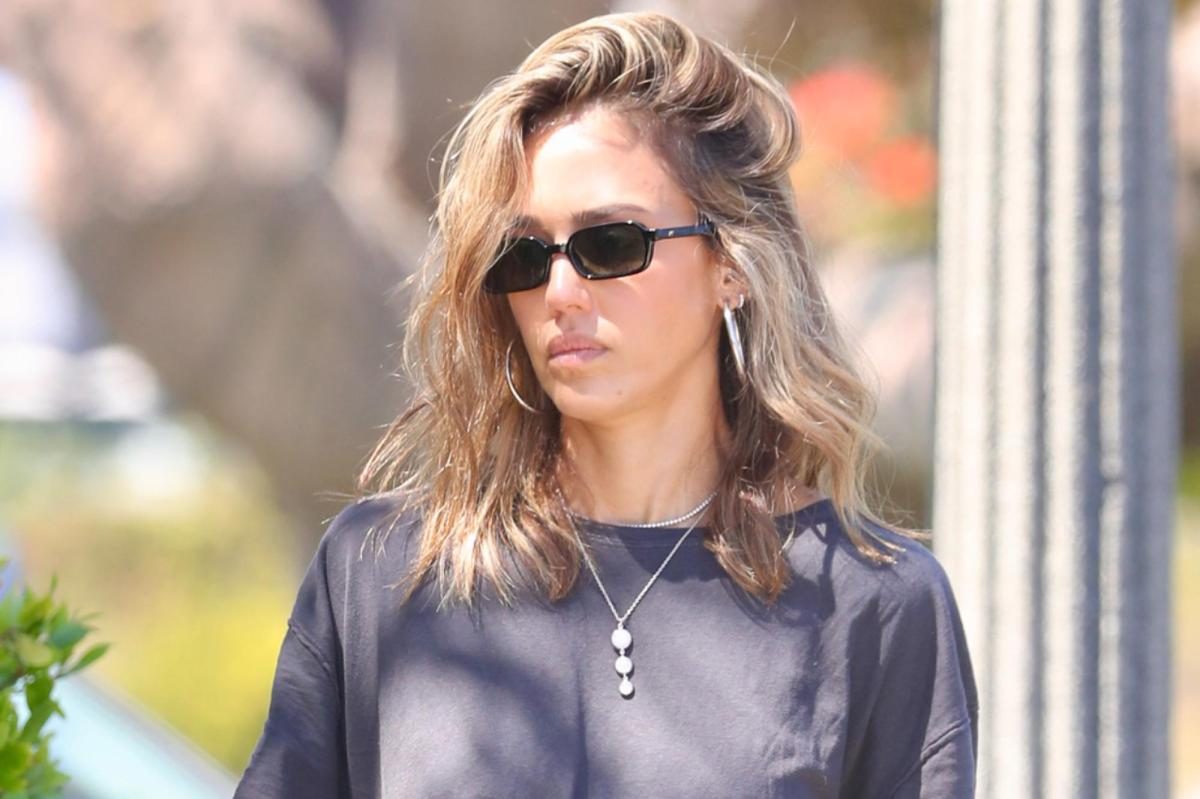 Jessica Alba Stuns in $75 Le Specs Pilferer Sunglasses That Celebs Love