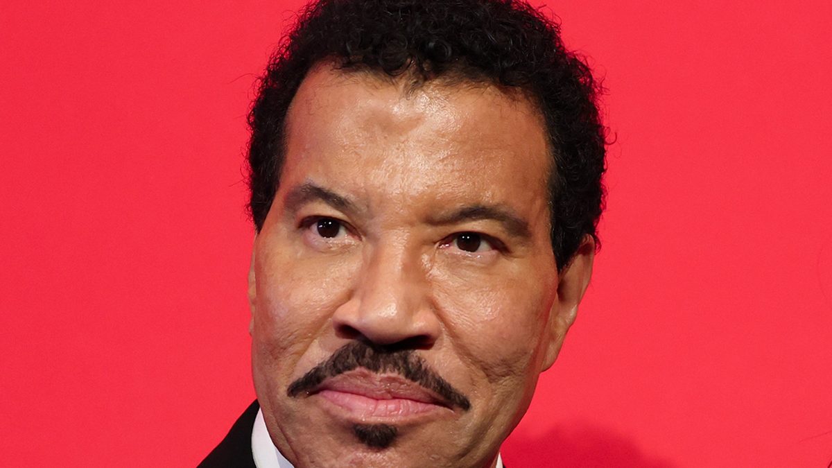 Lionel Richie's Midnight Heart Attack Leaves Fans in Shock
