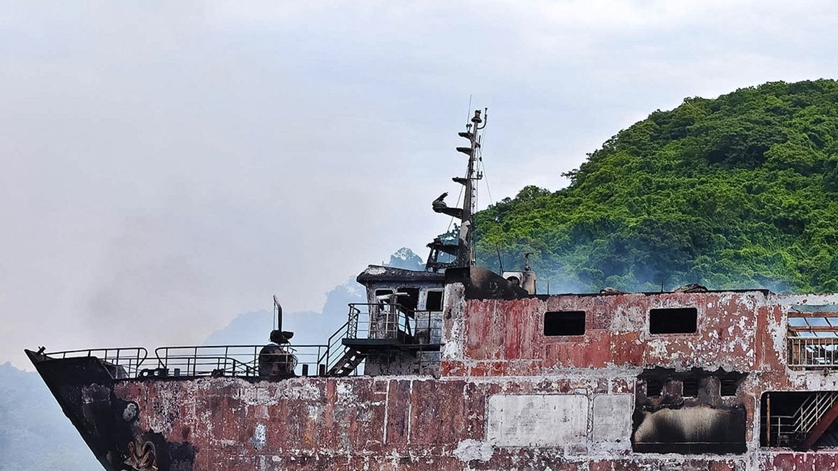 June Aster ferry erupts in flames, 5 die, 100 vanish