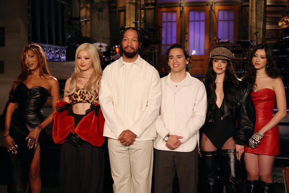Late college game throws off SNL premiere—new cast stars slip in glitch