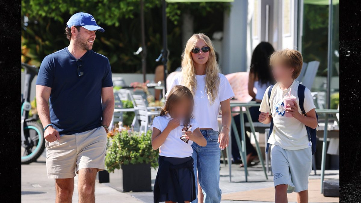 Sydney Sweeney Turns Up With Scooter Braun’s Sons on LA Smoothie Stroll