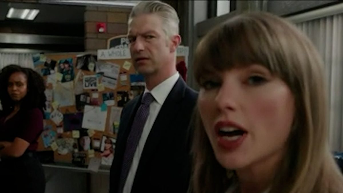 Taylor Swift Shockingly Appears with Mariska Hargitay in Emmy SVU Sketch