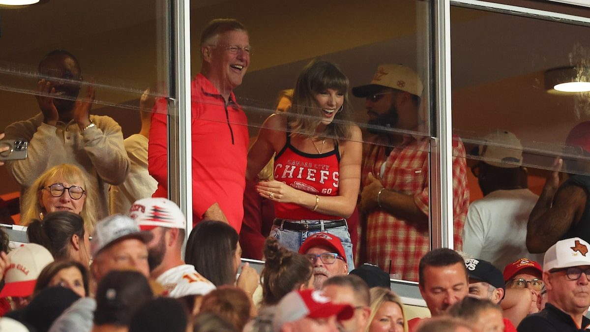 Taylor Swift Dazzles Fans Holding a Diamond Ring After Chiefs Touchdown