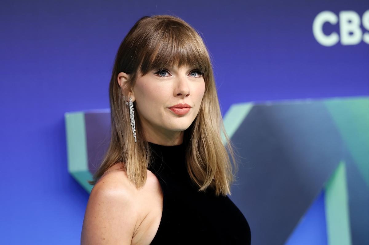 Taylor Swift shines in silver gown, wins VMAs' Artist Director honor