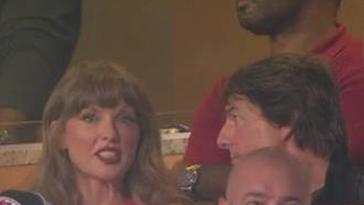 Taylor Swift Shouts from 50-Line Travis Kelce, Chiefs Crush Broncos