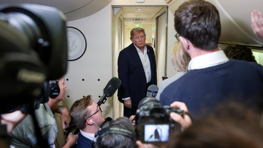 Trump Shuts Down CNN on Air Force One, Re‑Unleashes Airborne Ban